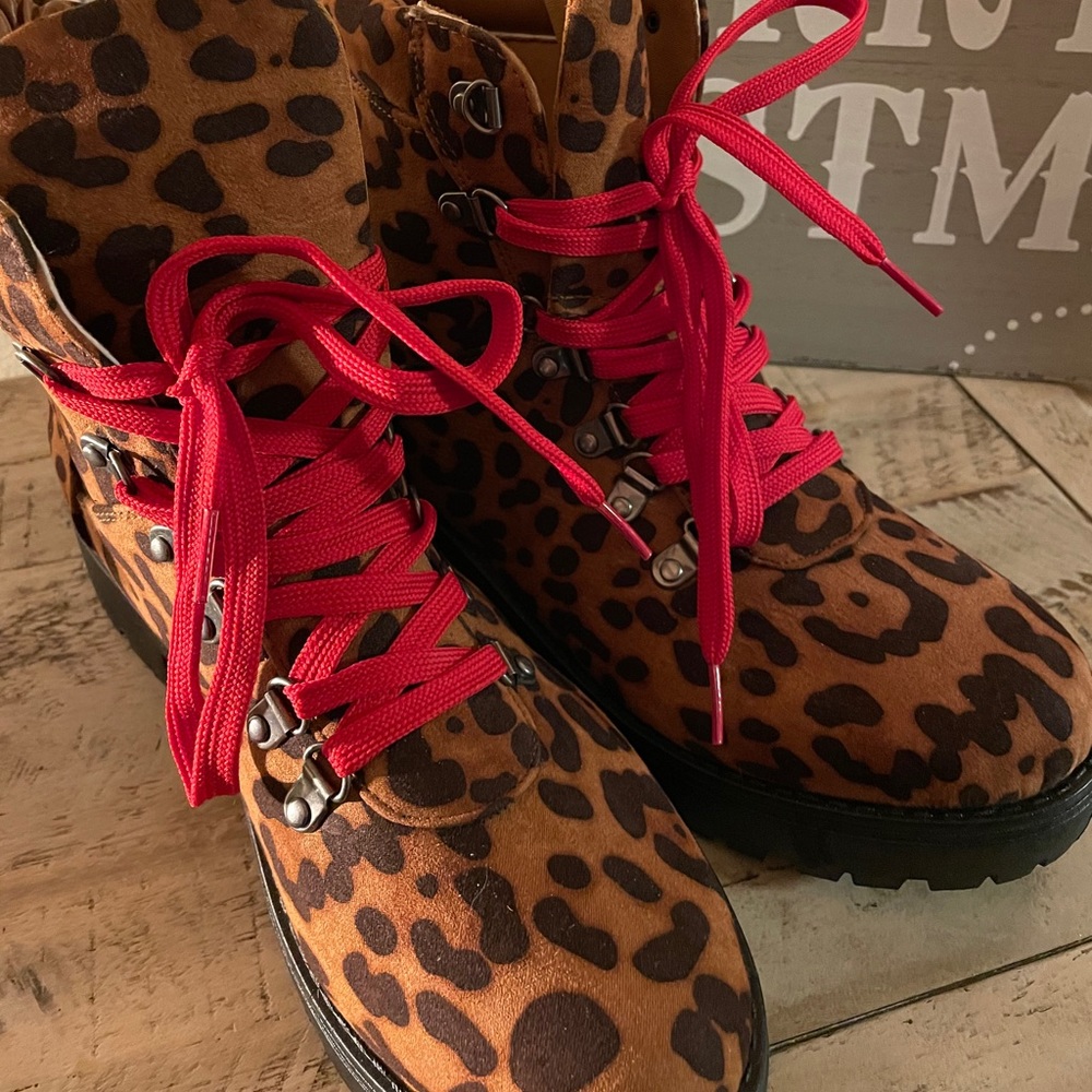 Leopard print boots / red laces (black laces too)